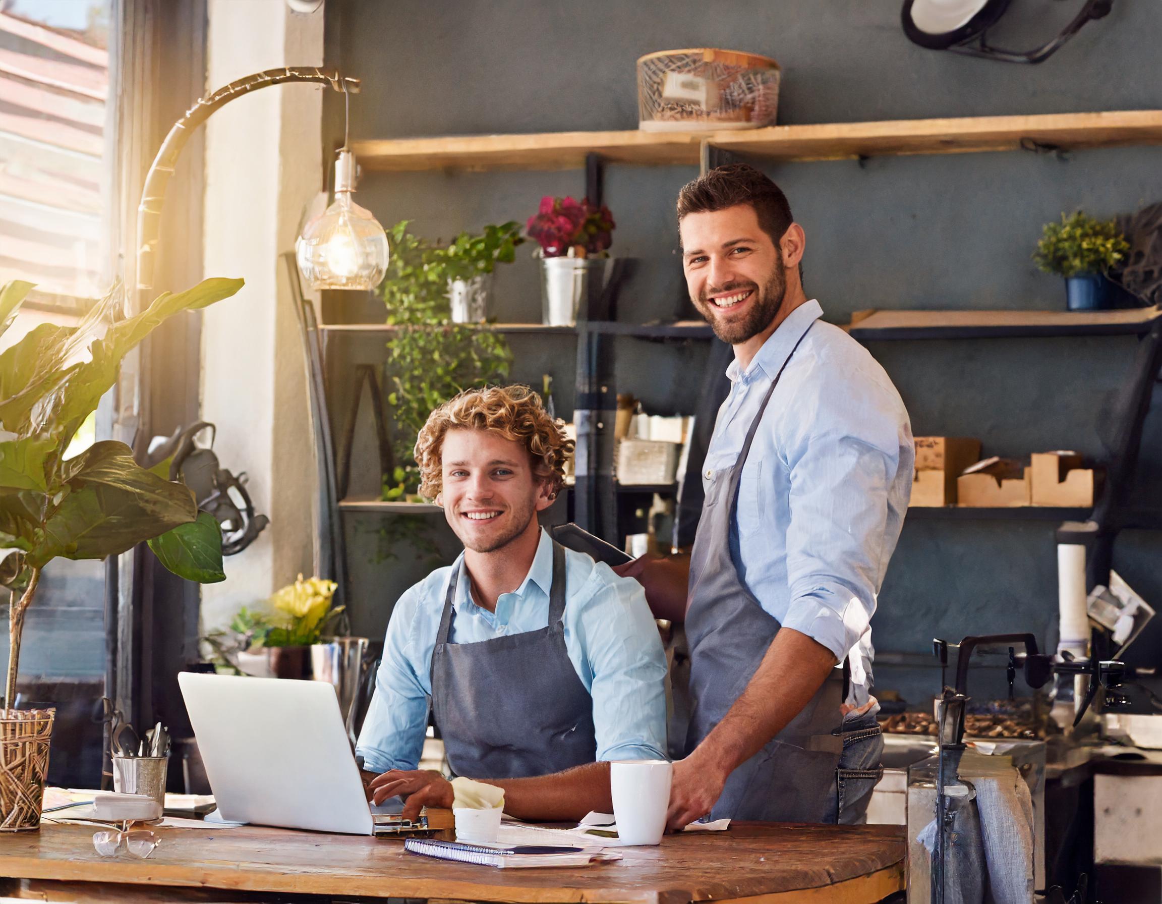 Team von zwei Spezialisten bei der Arbeit