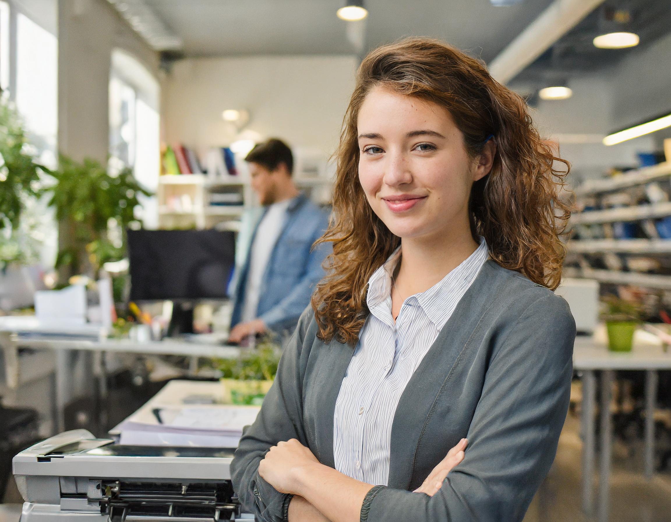 Frau in einem modernen Büro mit 3D-Druckern